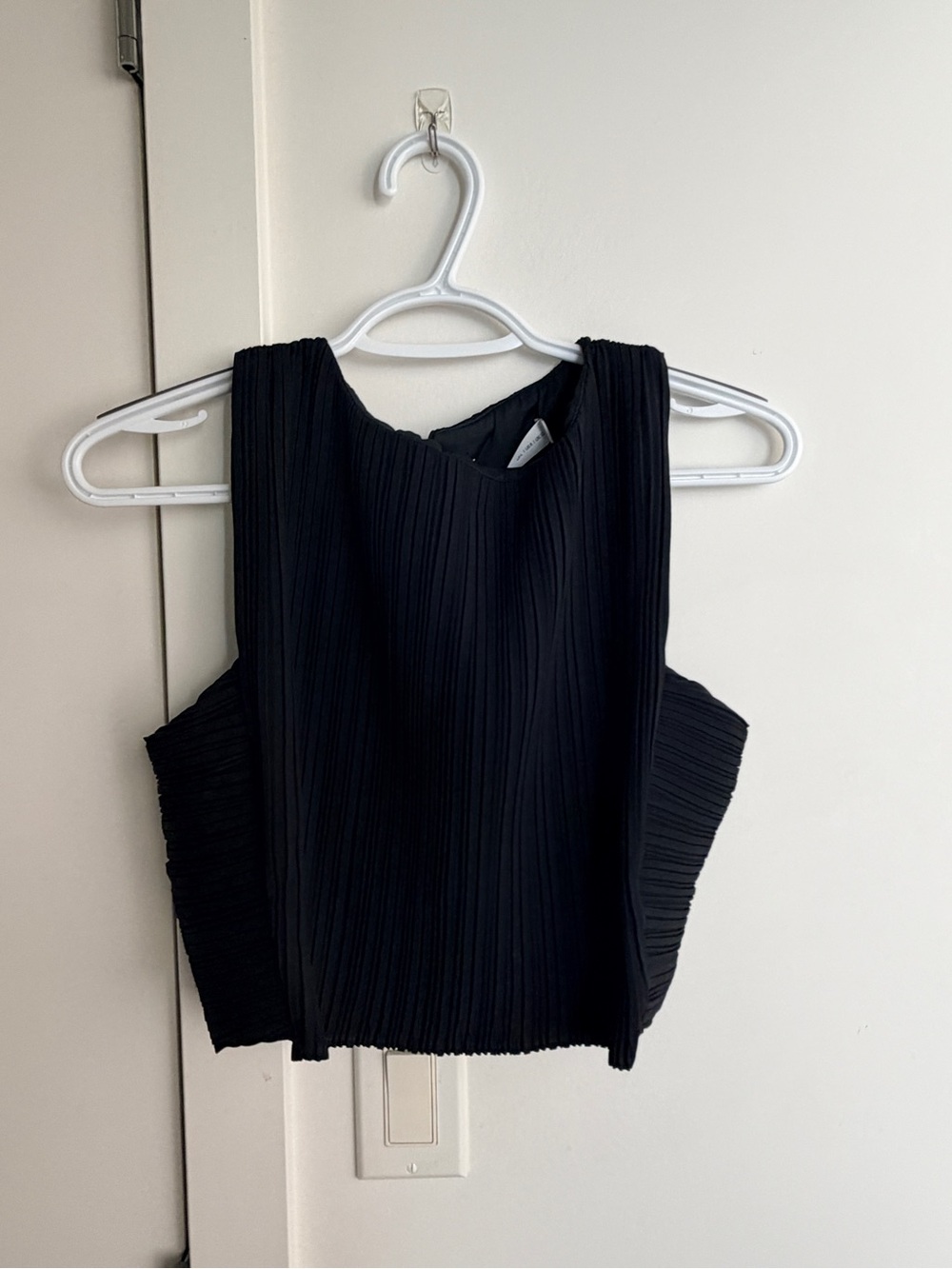 Love bonito pleated crop top in black - large